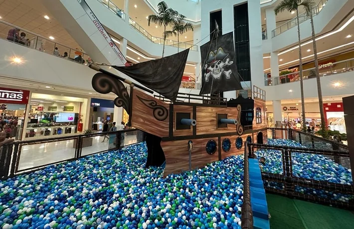 Navio Pirata com mar de bolinhas atraca na Praça Central do Shopping Bela Vista